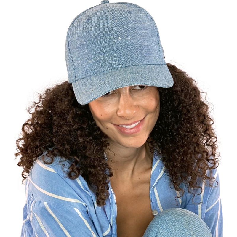 Casquette baseball unie avec motif tropical sous la visière. Fermeture